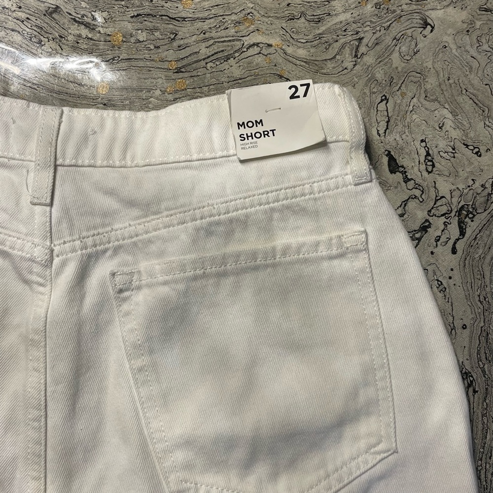 New Women’s white denim Jean 
shorts size 27
Mom shorts 
High rise relaxed - Picture 6 of 9